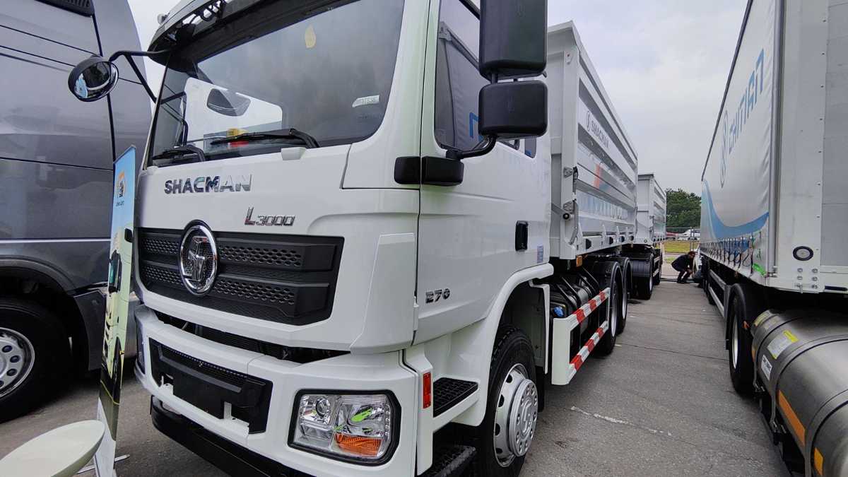 Автопоезд-зерновоз Shacman L3000